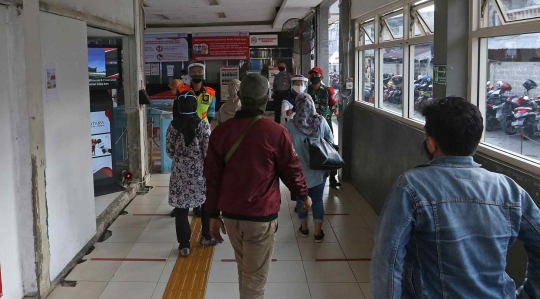 Hari Kedua Transisi PSBB, Stasiun Depok Lama Terpantau Lengang