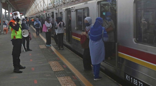 Hari Kedua Transisi PSBB, Stasiun Depok Lama Terpantau Lengang