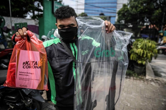 Ojol Gunakan Pelindung Pembatas Antar Penumpang