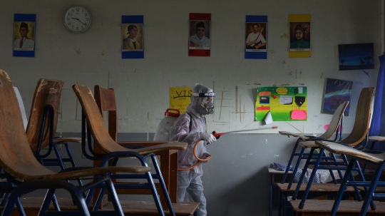 Penyemprotan Disinfektan di Sekolah Jelang Tahun Ajaran Baru