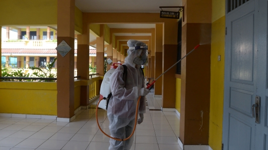 Penyemprotan Disinfektan di Sekolah Jelang Tahun Ajaran Baru