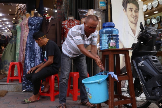 Tekan Penyebaran Corona, Pembeli Wajib Cuci Tangan Sebelum Belanja