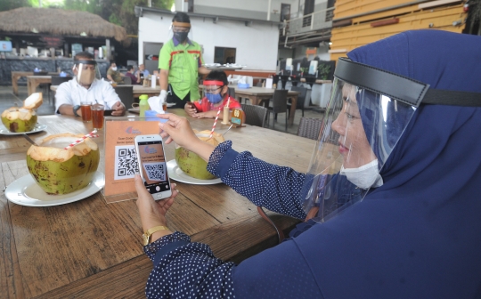 Melihat Rumah Makan yang Terapkan Protokol Kesehatan