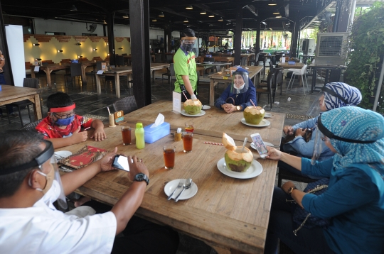 Melihat Rumah Makan yang Terapkan Protokol Kesehatan