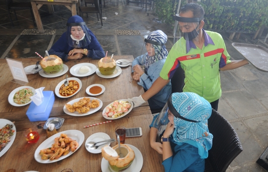 Melihat Rumah Makan yang Terapkan Protokol Kesehatan