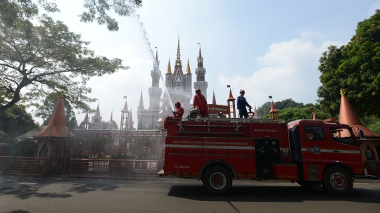 Sterilisasi TMII Jelang Dibuka Kembali