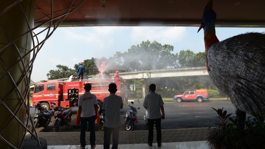 Sterilisasi TMII Jelang Dibuka Kembali