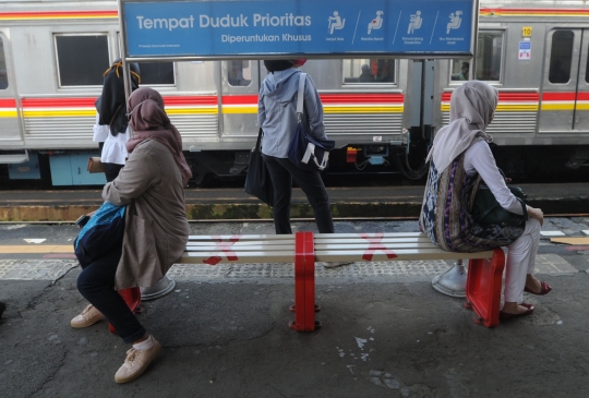 Naik KRL Jabodetabek Dibatasi 74 Penumpang Tiap Gerbong