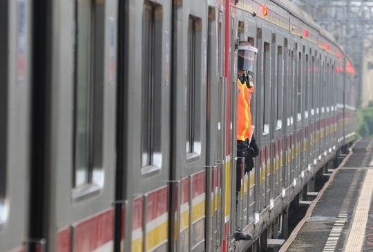 Naik KRL Jabodetabek Dibatasi 74 Penumpang Tiap Gerbong