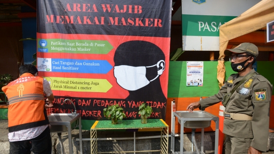 Petugas Imbau Pedagang dan Pengunjung Pasar Tradisional Wajib Pakai Masker