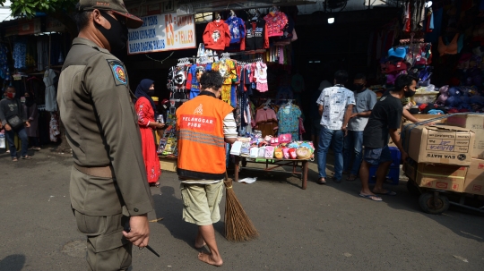 Petugas Imbau Pedagang dan Pengunjung Pasar Tradisional Wajib Pakai Masker