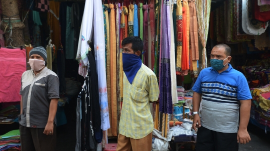 Petugas Imbau Pedagang dan Pengunjung Pasar Tradisional Wajib Pakai Masker