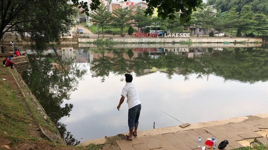 Masih Ditutup, Warga Tetap Kunjungi Setu Cibinong