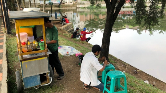 Masih Ditutup, Warga Tetap Kunjungi Setu Cibinong