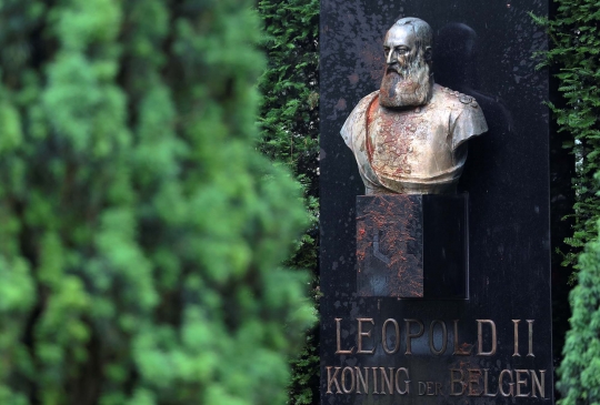 Wajah Patung Raja Belgia Jadi Sasaran Amuk Pengunjuk Rasa