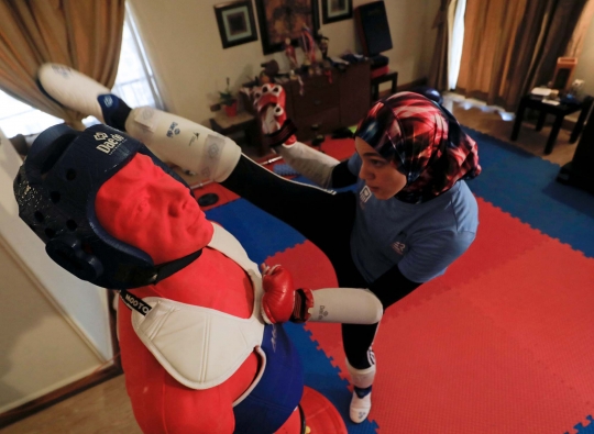 Semangat Atlet Cantik Mesir Berlatih Taekwondo di Rumah