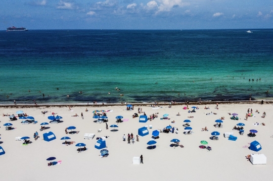 Pantai Miami Kembali Diserbu Pengunjung Setelah Tutup Tiga Bulan