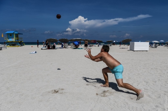 Pantai Miami Kembali Diserbu Pengunjung Setelah Tutup Tiga Bulan