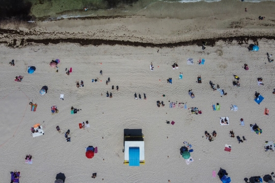 Pantai Miami Kembali Diserbu Pengunjung Setelah Tutup Tiga Bulan