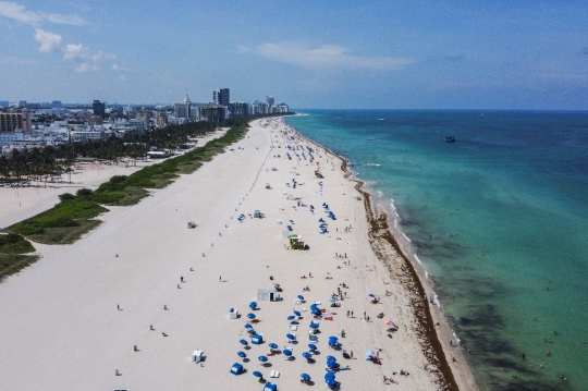 Pantai Miami Kembali Diserbu Pengunjung Setelah Tutup Tiga Bulan