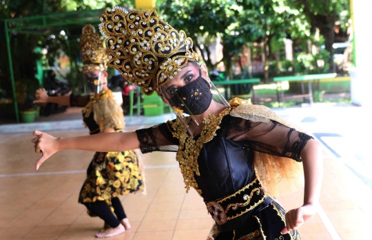 Menyambut New Normal, Pekerja Seni Diwajibkan Pakai Masker dan Face Shield