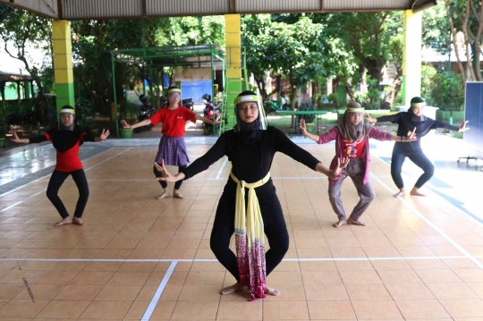 Menyambut New Normal, Pekerja Seni Diwajibkan Pakai Masker dan Face Shield