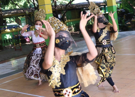 Menyambut New Normal, Pekerja Seni Diwajibkan Pakai Masker dan Face Shield