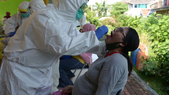 Jadi Syarat Melahirkan, Ibu Hamil Jalani Tes Swab