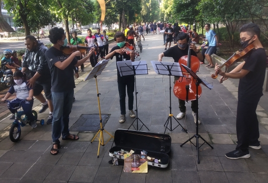 Ngamen Musik Klasik di Pedestrian Kebun Raya Bogor