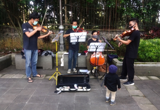 Ngamen Musik Klasik di Pedestrian Kebun Raya Bogor