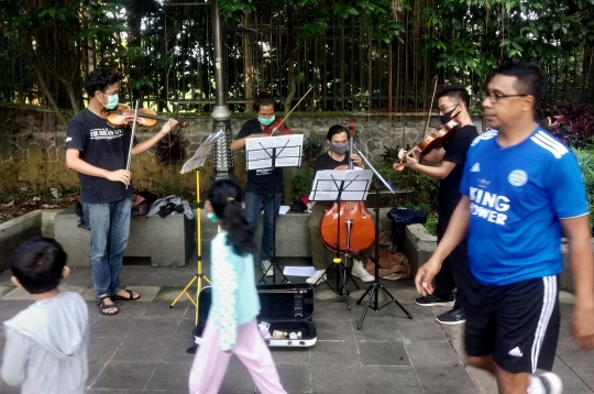 Ngamen Musik Klasik di Pedestrian Kebun Raya Bogor