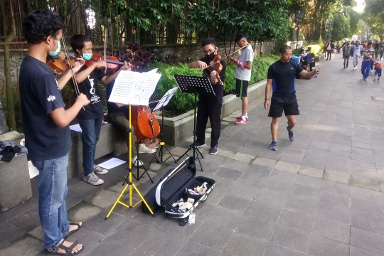 Ngamen Musik Klasik di Pedestrian Kebun Raya Bogor