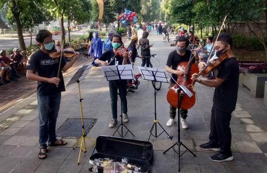 Ngamen Musik Klasik di Pedestrian Kebun Raya Bogor