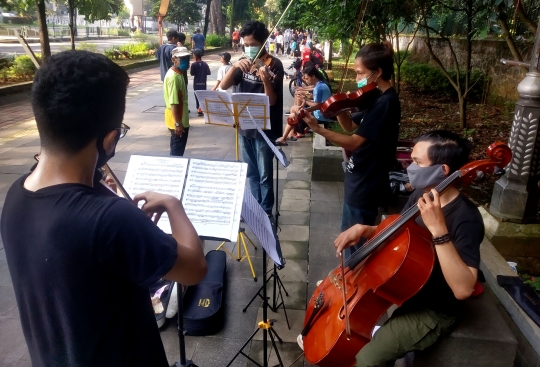 Ngamen Musik Klasik di Pedestrian Kebun Raya Bogor