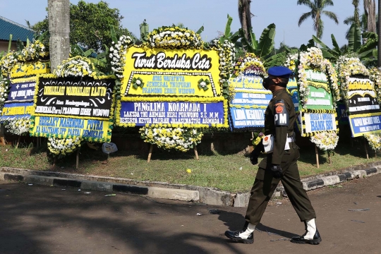 Karangan Bunga Hiasi Area Rumah Duka Almarhum Pramono Edhie Wibowo