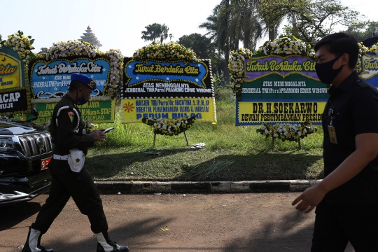 Karangan Bunga Hiasi Area Rumah Duka Almarhum Pramono Edhie Wibowo