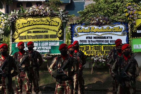 Karangan Bunga Hiasi Area Rumah Duka Almarhum Pramono Edhie Wibowo