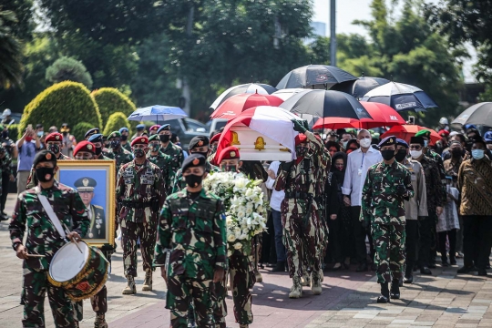 Suasana Prosesi Pemakaman Pramono Edhie Wibowo di TMP Kalibata