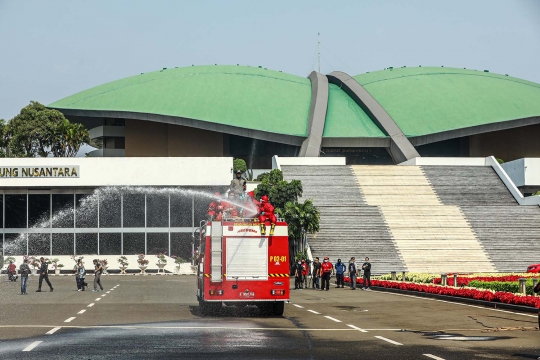 Penyemprotan Disinfektan Jelang Masa Sidang DPR
