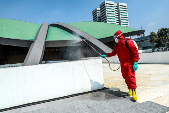 Penyemprotan Disinfektan Jelang Masa Sidang DPR