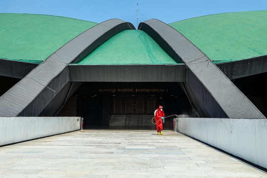 Penyemprotan Disinfektan Jelang Masa Sidang DPR