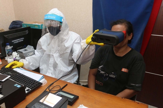 Cegah Penyebaran Covid-19, Petugas Pembuat e-KTP Kenakan APD
