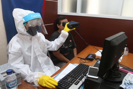 Cegah Penyebaran Covid-19, Petugas Pembuat e-KTP Kenakan APD
