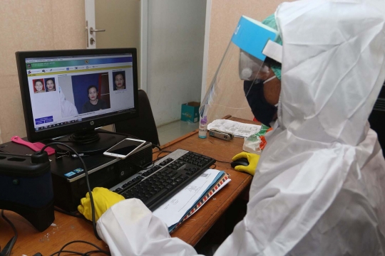 Cegah Penyebaran Covid-19, Petugas Pembuat e-KTP Kenakan APD