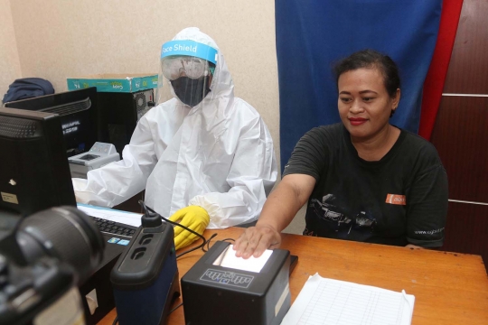 Cegah Penyebaran Covid-19, Petugas Pembuat e-KTP Kenakan APD