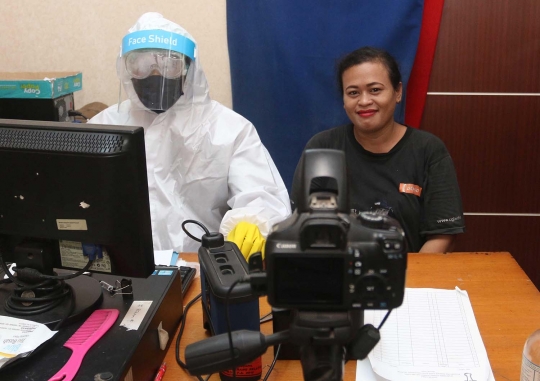 Cegah Penyebaran Covid-19, Petugas Pembuat e-KTP Kenakan APD
