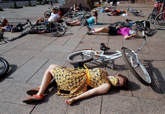Gelar Protes, Warga Ukraina dan Sepedanya 