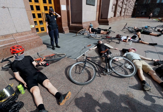Gelar Protes, Warga Ukraina dan Sepedanya 