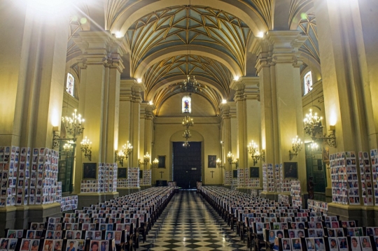 Ribuan Foto Korban Pandemi Hiasi Gereja Katedral di Peru