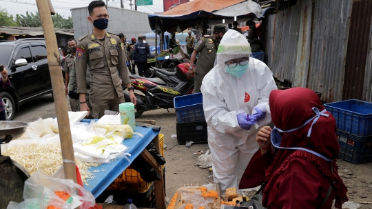 Sempat Menolak, Pedagang Pasar Cileungsi Akhirnya Jalani Tes Covid-19